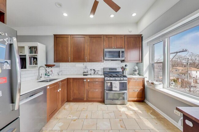 Building Photo - 5732 N Hermitage Ave