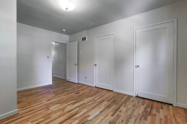 Building Photo - Timeless 1 Bedroom Mid-Century Townhouse!