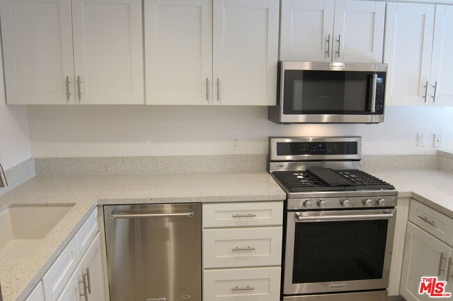 Building Photo - 2909 Arizona Ave