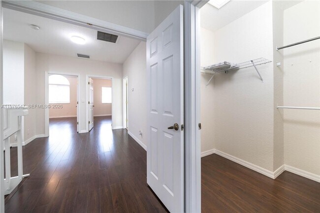 Building Photo - 5327 SW 40th Ave