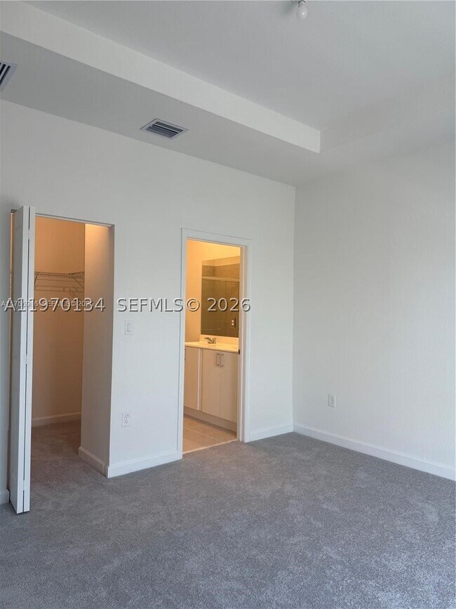 Building Photo - 621 SE 13th St Cir