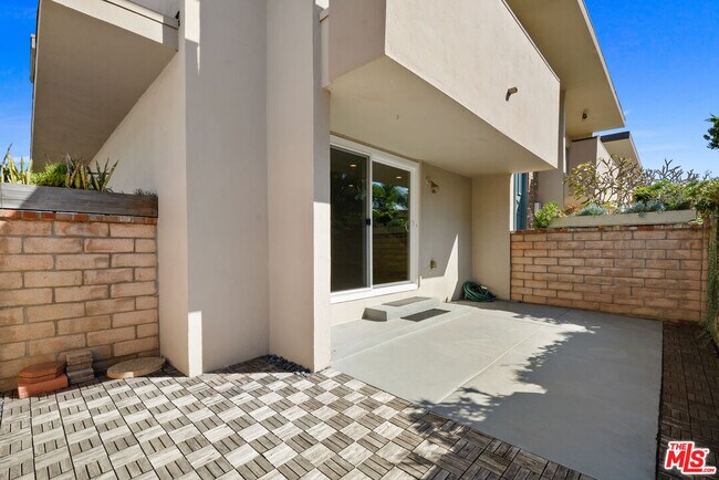 Building Photo - 4710 La Villa Marina