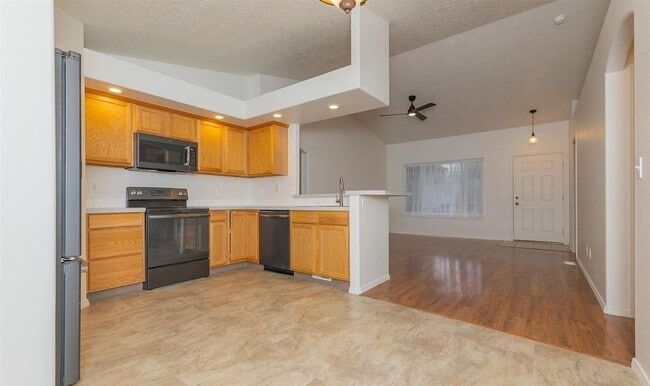 Building Photo - Welcome to this spacious 5-bedroom, 2-bathroom home in Nampa, ID