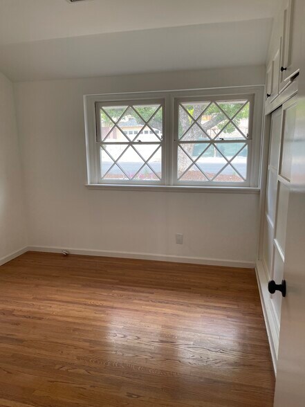 Building Photo - 2207 Jolley Dr