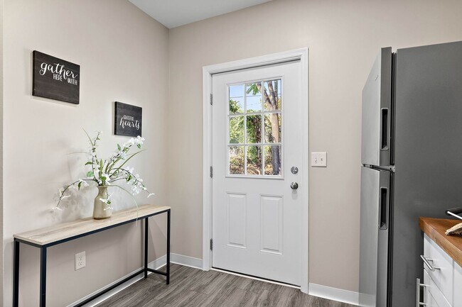 Building Photo - 1 Bedroom 1 Bath Townhouse for rent