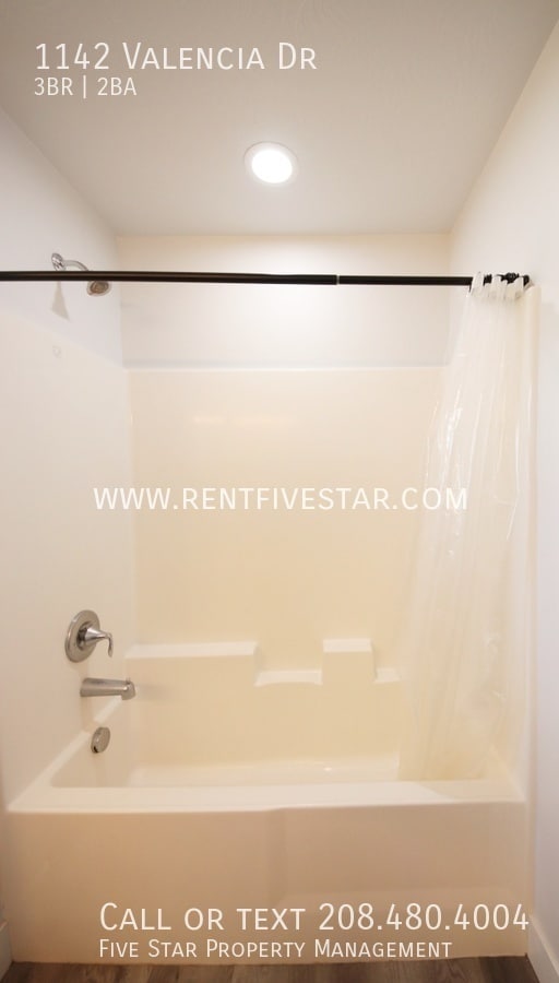 Building Photo - 1142 Valencia Dr