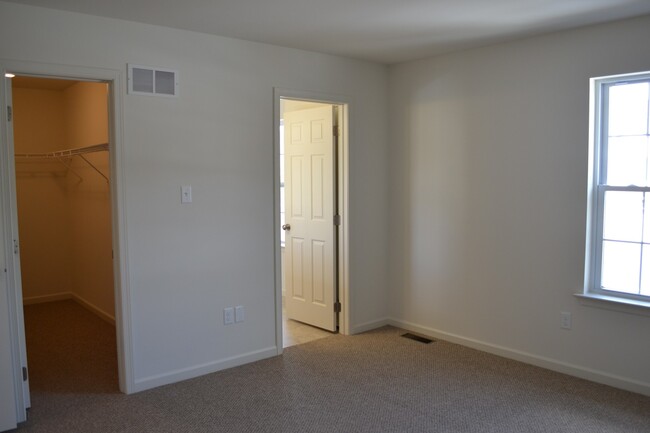 Building Photo - Maintenance Free 3 Bed 2.5Bath Townhome in...