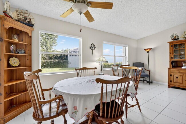 Building Photo - 1520 S Club Dr