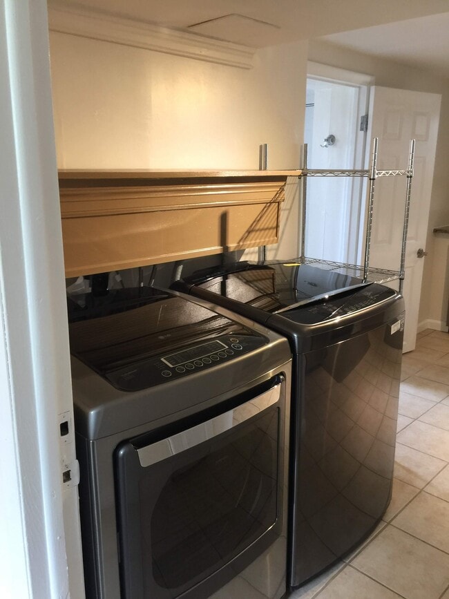 Building Photo - 309 Cantril St