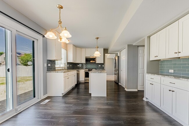 Building Photo - 1371 Braymore Cir E
