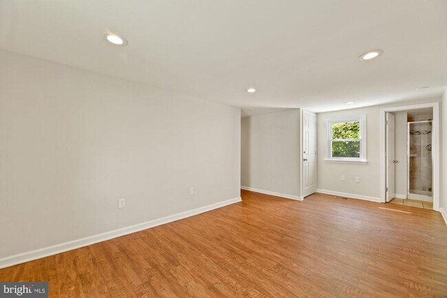 Building Photo - 240 Riverview Ave