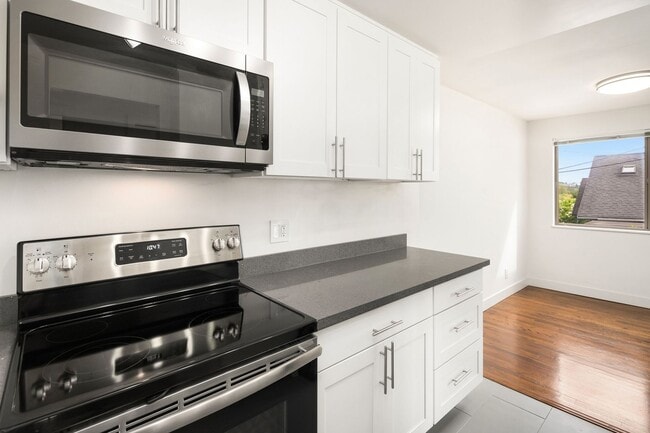 Building Photo - 1 Month Free! Greenlake 2 Bedroom - Top Floor, Washer/Dryer, Private Balcony, Parking Available