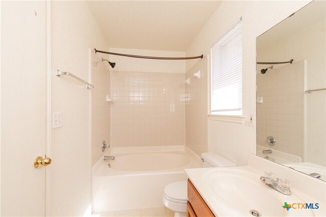 Building Photo - 2900 Southhill Dr