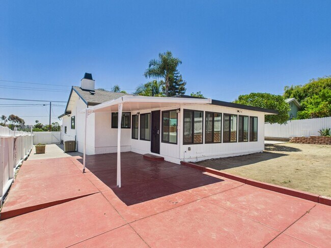 Building Photo - Modern Luxury 3x2 home in the Heart of Vista