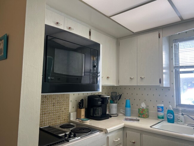 Building Photo - Venice, FL 1BD + Den/2BA Condo in Sea Villas