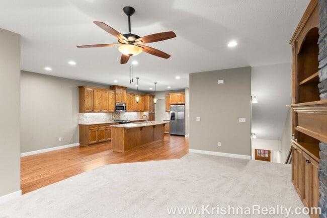 Building Photo - 4 Bedroom 3 Bath Upscale Luxury Fishers Landing Townhome