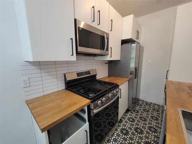 Building Photo - 306 W 42nd St