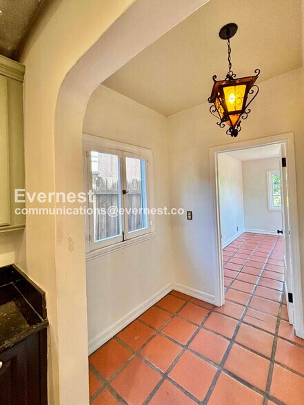 Building Photo - 132 N Crescent Heights Blvd
