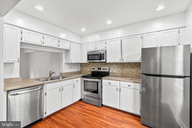 Building Photo - 8123 Kingsway Ct