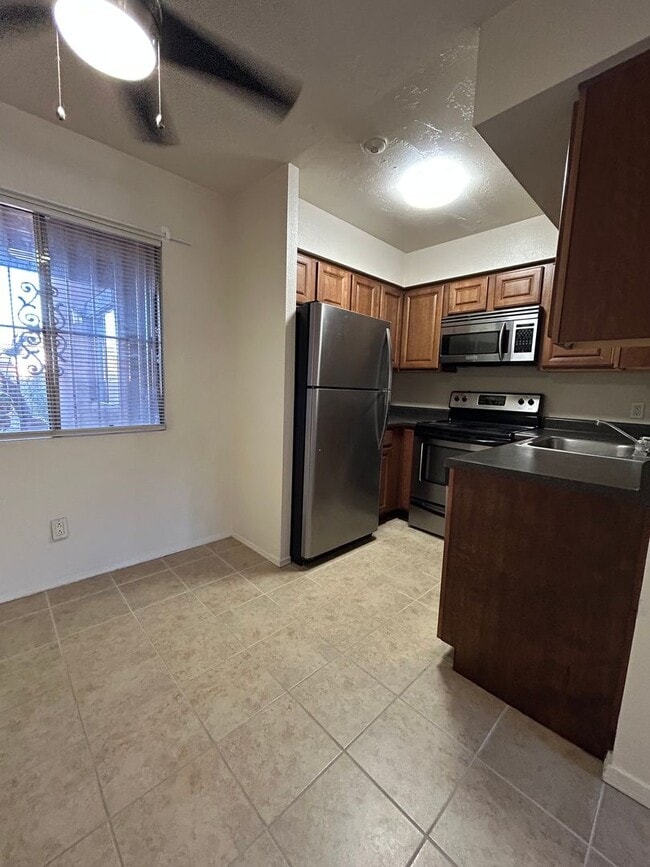 Building Photo - 1810 E Blacklidge Dr