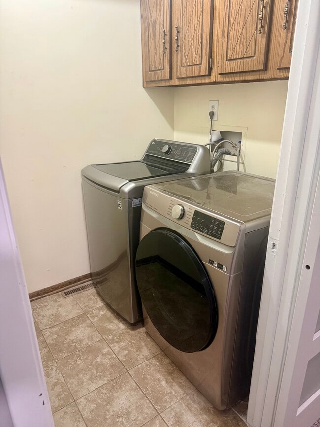 Building Photo - 2305 S 165th St