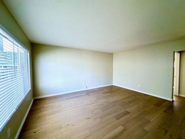 Building Photo - FOR RENT - 2 Br/1Ba 900 SF Cozy Single Sto...