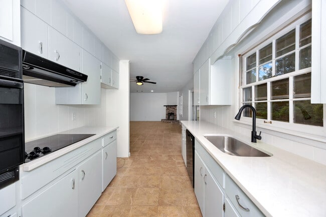 Building Photo - 2105 Shannonhouse Rd SW