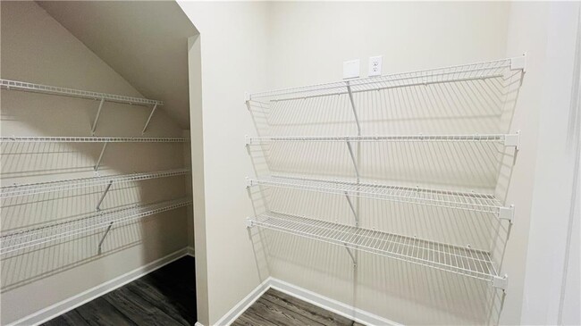 Building Photo - 6056 Hickory Crk Ct