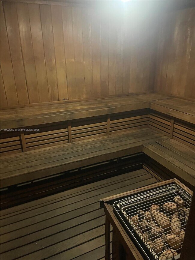 Building Photo - 520 Brickell Key Dr