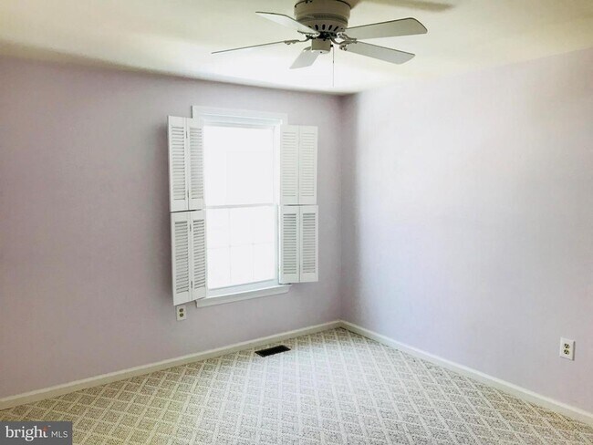 Building Photo - 15860 Montview Dr