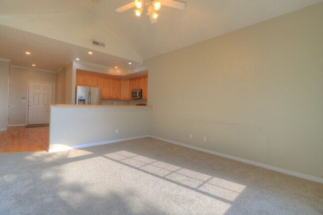 Building Photo - 2 Bedroom 2 Bathroom