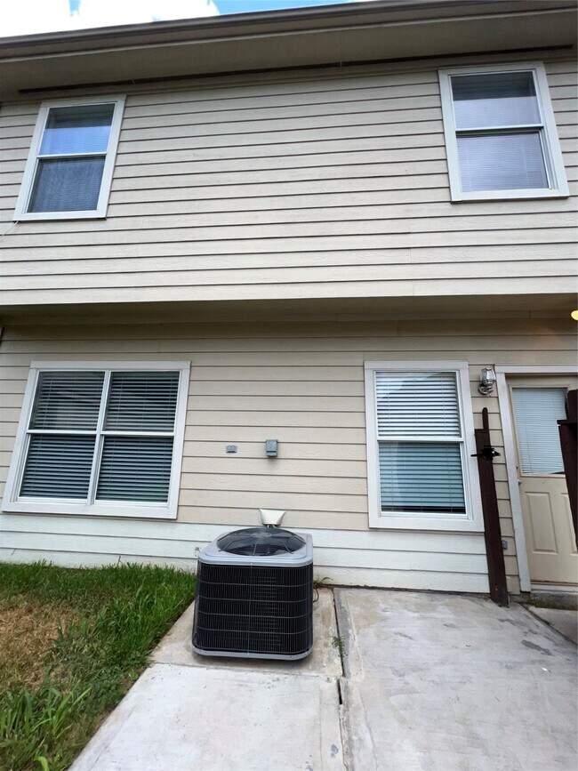 Building Photo - 18823 S Lyford Dr