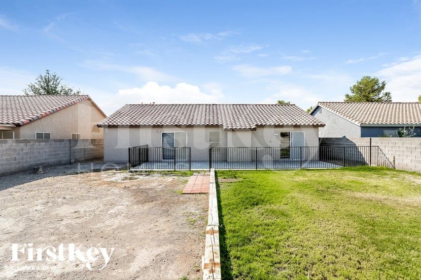 Building Photo - 1118 Sport of Kings Ave