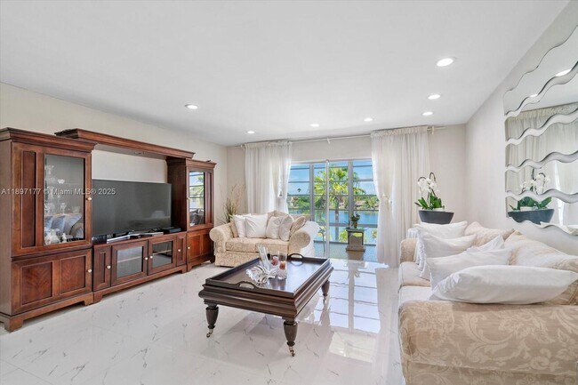 Building Photo - 875 NE 195th St