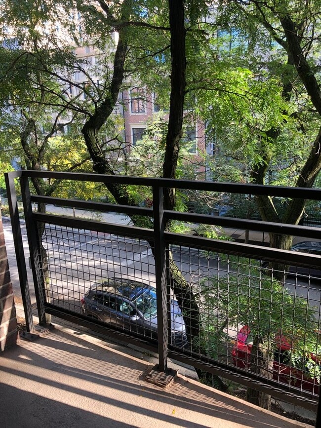 Building Photo - Beautiful Lincoln Park condo situated right next to Lake Shore Drive and Clark Street!