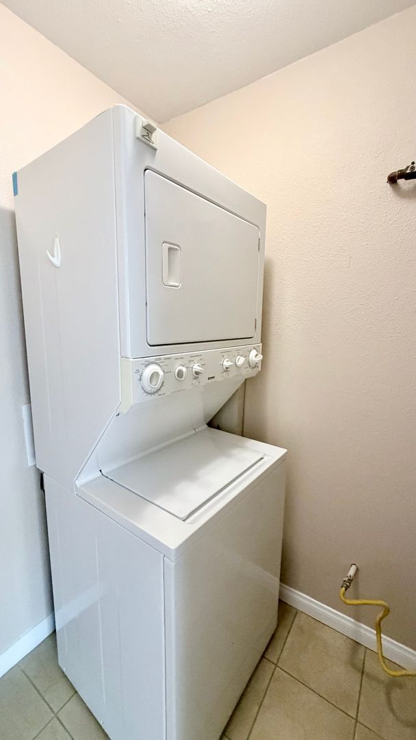 Building Photo - Charming 2 Bed / 1.5 Bath Townhome in the Heart of University Heights – Gated Community with Assi...