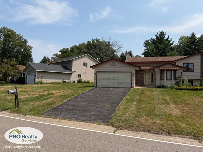 Building Photo - 5642 Royal Oaks Dr