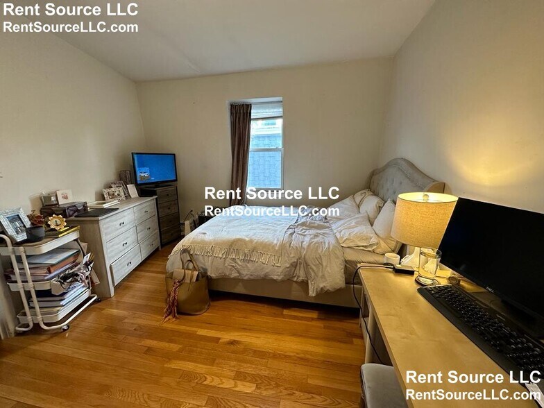 Building Photo - 8 Hingham St