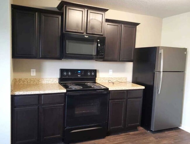 Building Photo - Move in Ready home in Foster Meadows For R...