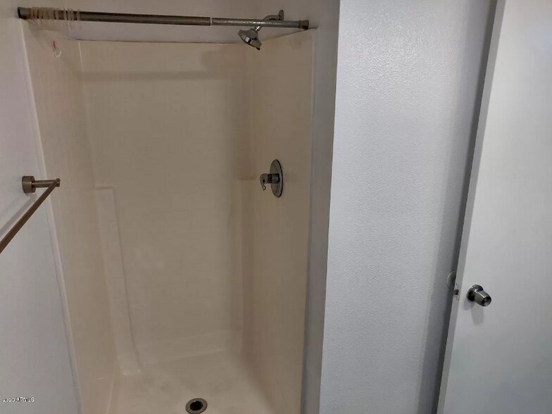 Building Photo - 1005 E 8th St