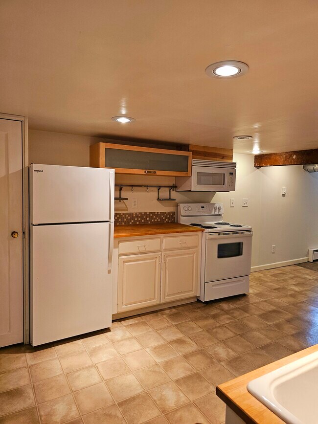 Building Photo - 309 NE Graham St