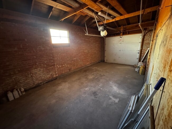 Building Photo - 3 Bedroom 2 Bath Home