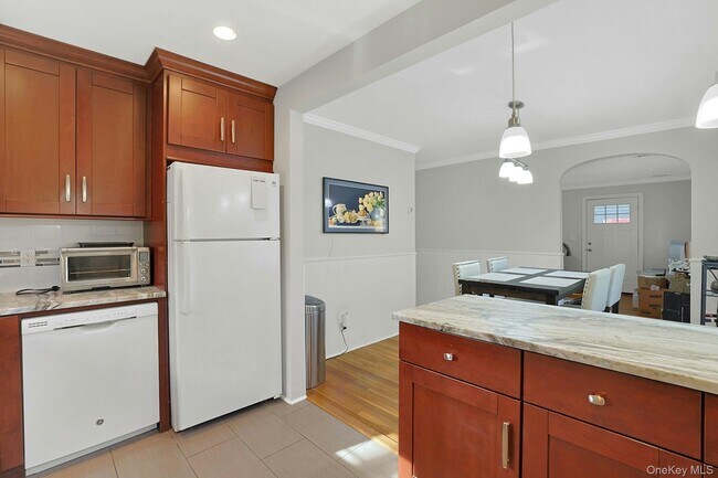 Building Photo - 71 Cox Ave