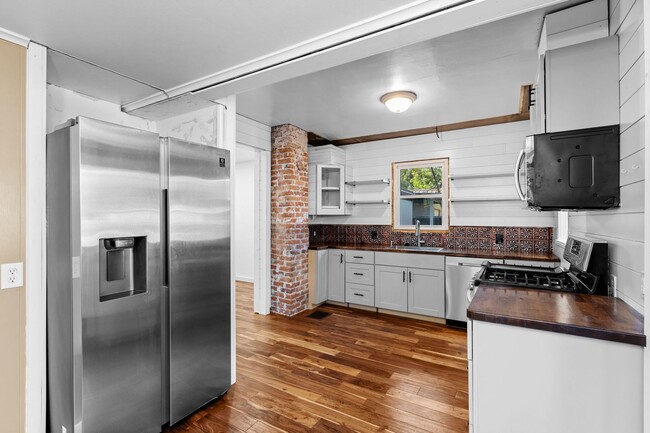 Building Photo - Meticulously UpdatedComstock Rancher!