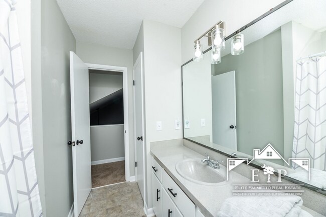 Building Photo - Charming and Spacious Home