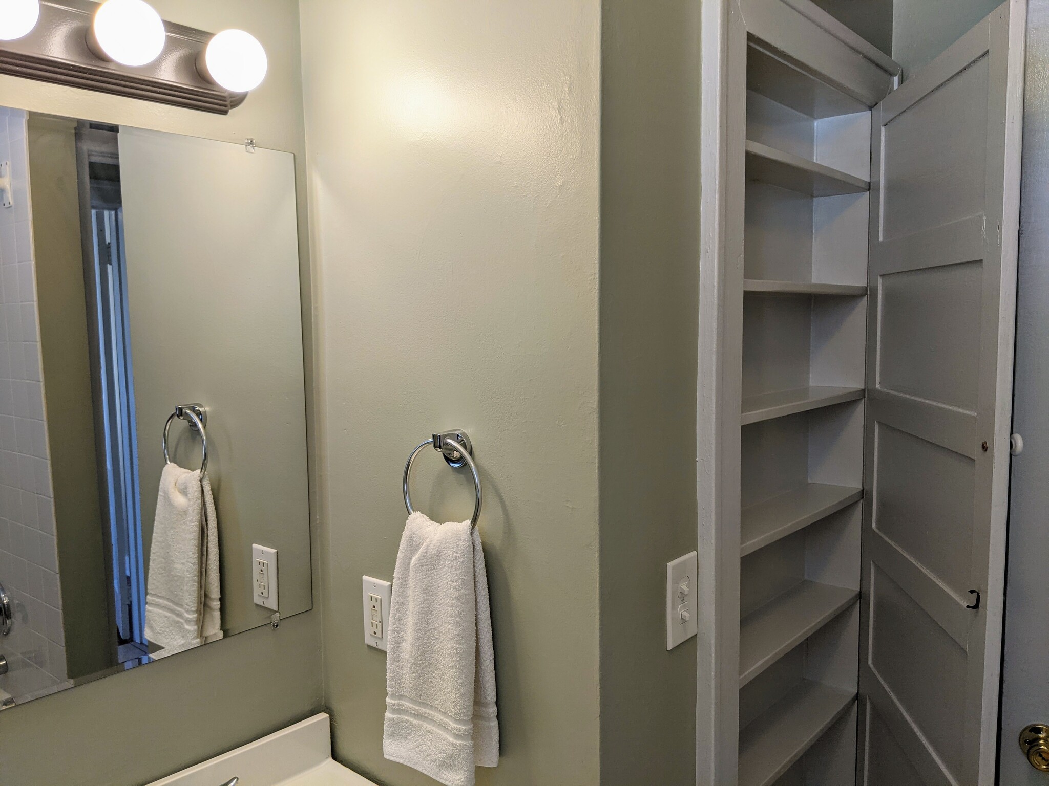 Bathroom - 330 Henry Ave SE