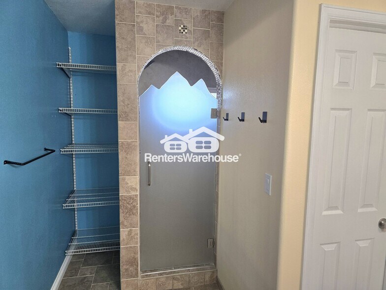 Building Photo - 999 Castlewood Dr