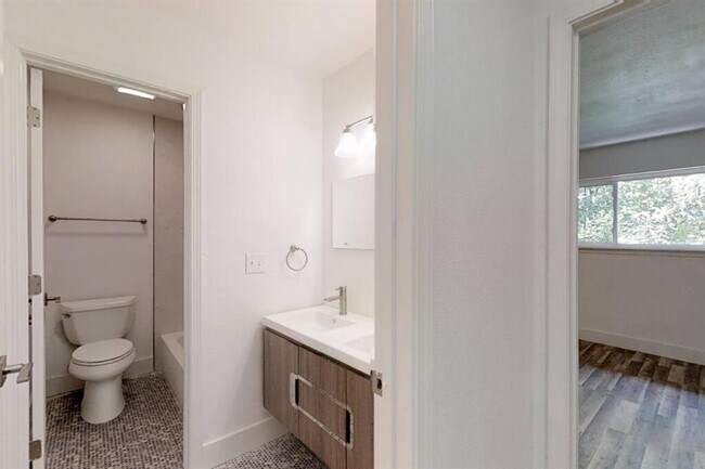 Building Photo - 1913 Hearthstone Dr