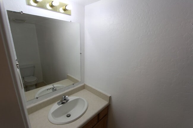 Building Photo - Spacious East Side 4BR Townhome with Fenced Yard