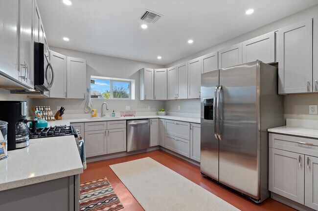 Building Photo - 3816 E Lee St